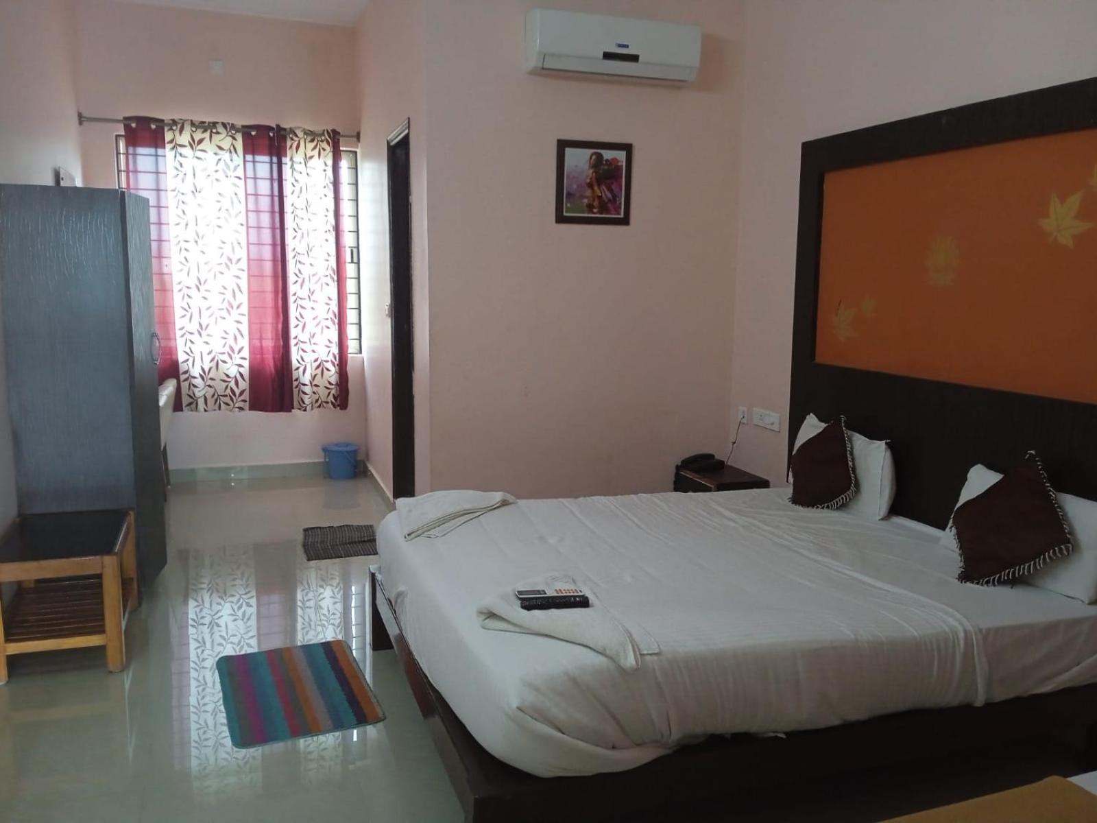 Grand Jp Inn Near 2 Km From Gundlupet Bus Stand Exterior foto